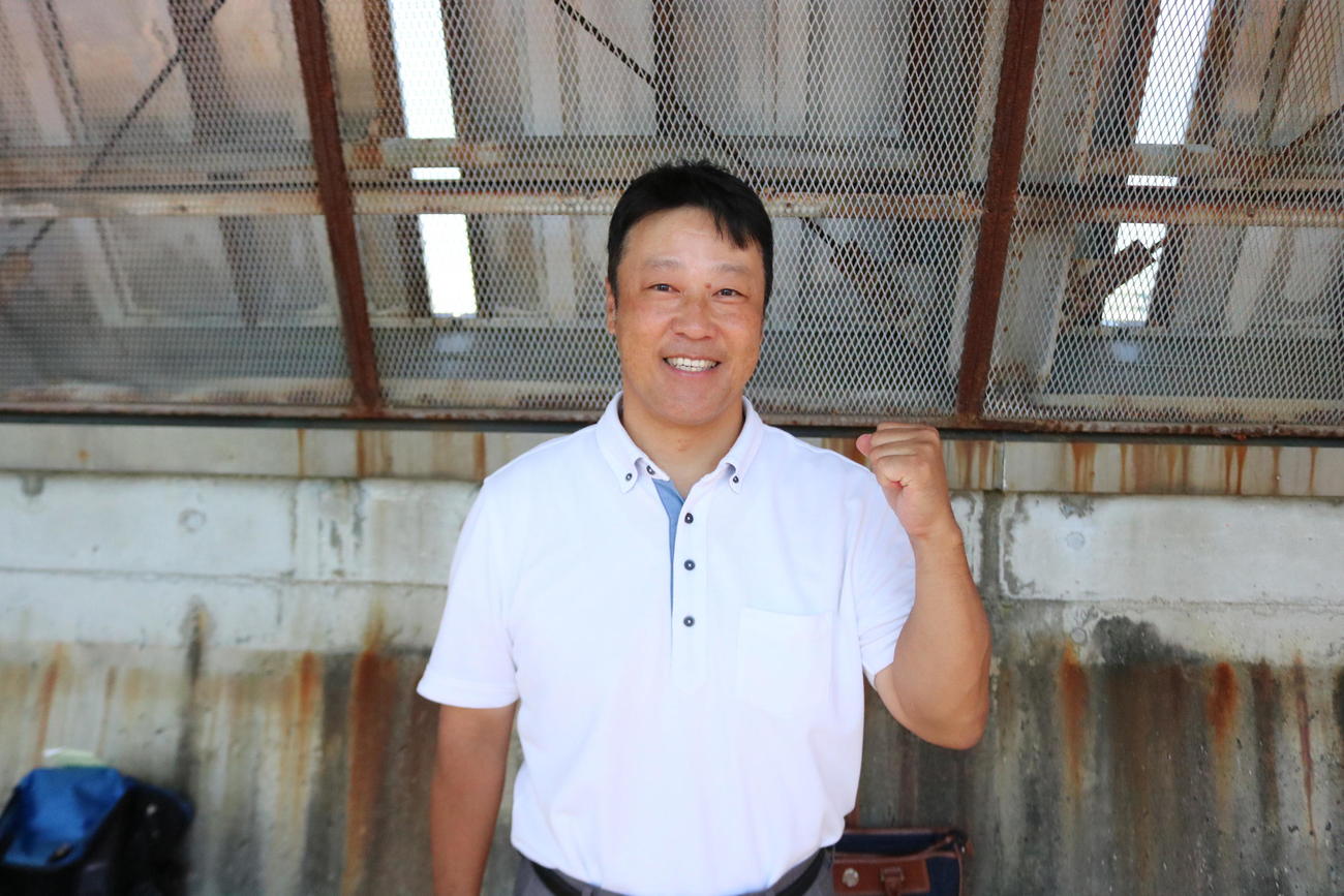 神戸大の優勝が決まり、笑顔でガッツポーズする神戸大の中井明則監督（撮影・林亮佑）