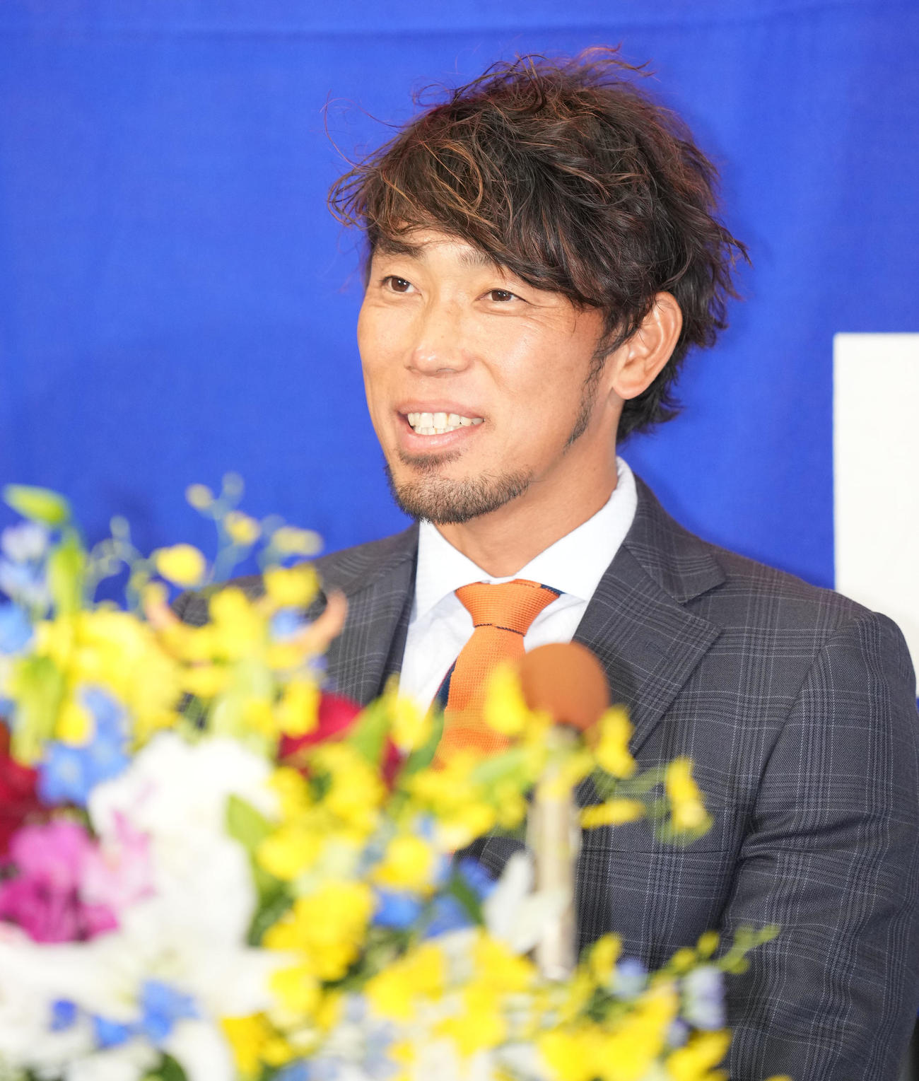 引退会見で時折笑顔を見せる中日藤井（撮影・森本幸一）
