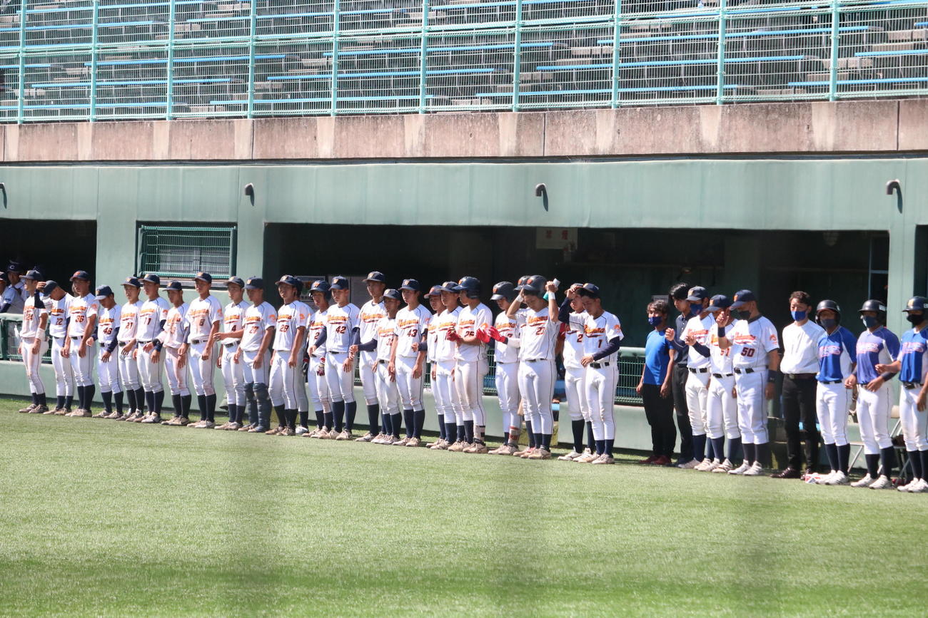 和歌山大ナインは試合に敗れ、ベンチ前に整列する（撮影・林亮佑）