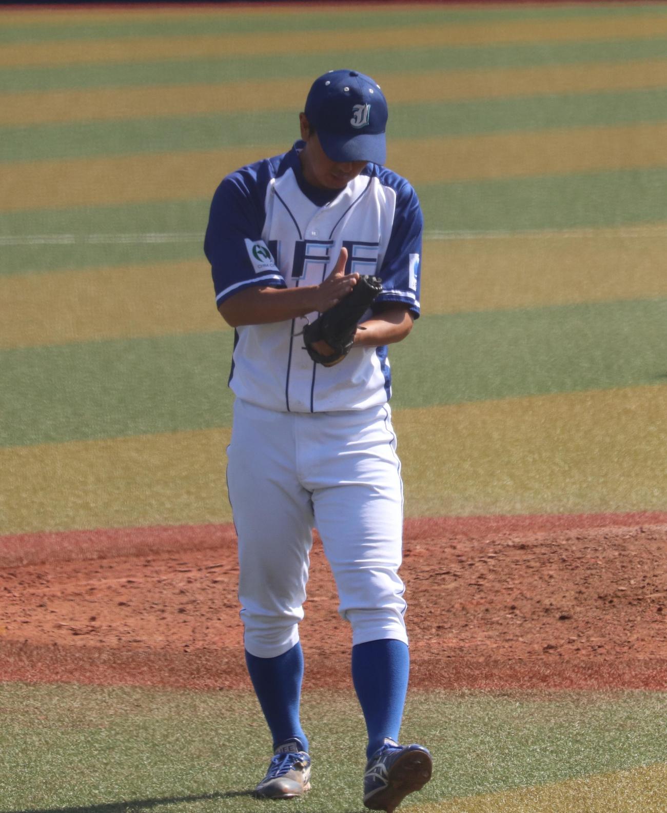 JFE東日本対テイ・エステック　2死満塁のピンチを抑え、グラブをたたくJFE東日本・須田（撮影・阿部泰斉）