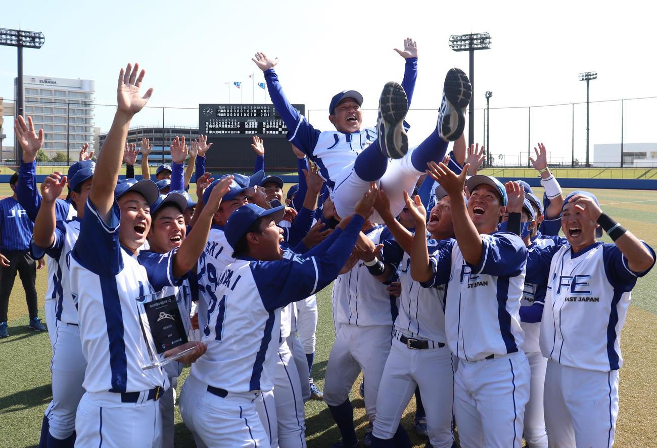 JFE東日本対テイ・エステック　本大会出場を決め、落合成紀監督（中央）を胴上げするJFE東日本ナイン（撮影・阿部泰斉）