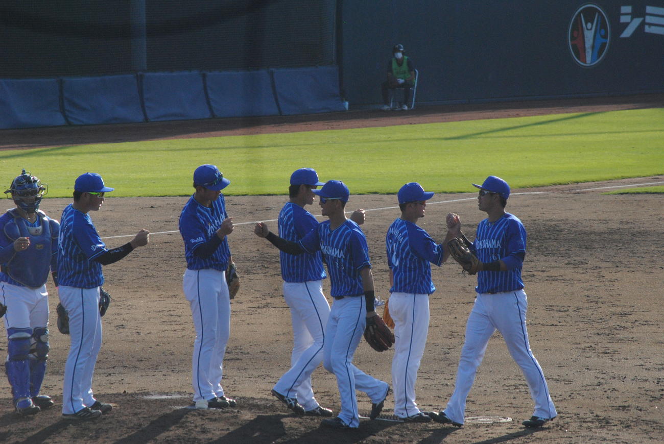 イースタン・リーグの最終戦、日本ハム戦を終えてタッチする乙坂智外野手（右から3人目）と中井大介内野手（同4人目）