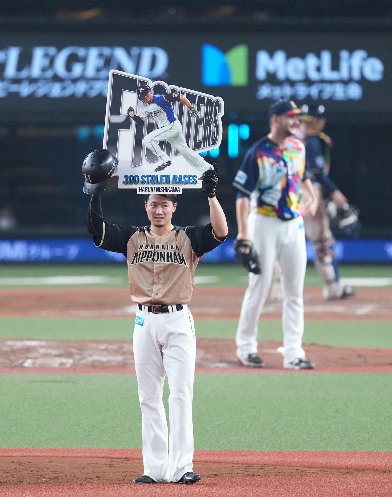 2021年8月27日、日本ハム西川は300盗塁を達成しボードを掲げる