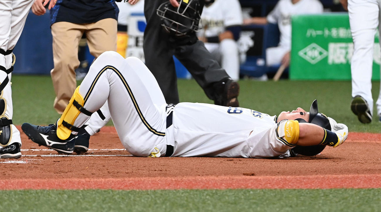 オリックス対日本ハム　1回裏オリックス1死、空振りの三振に倒れた杉本は倒れ込む（撮影・前岡正明）