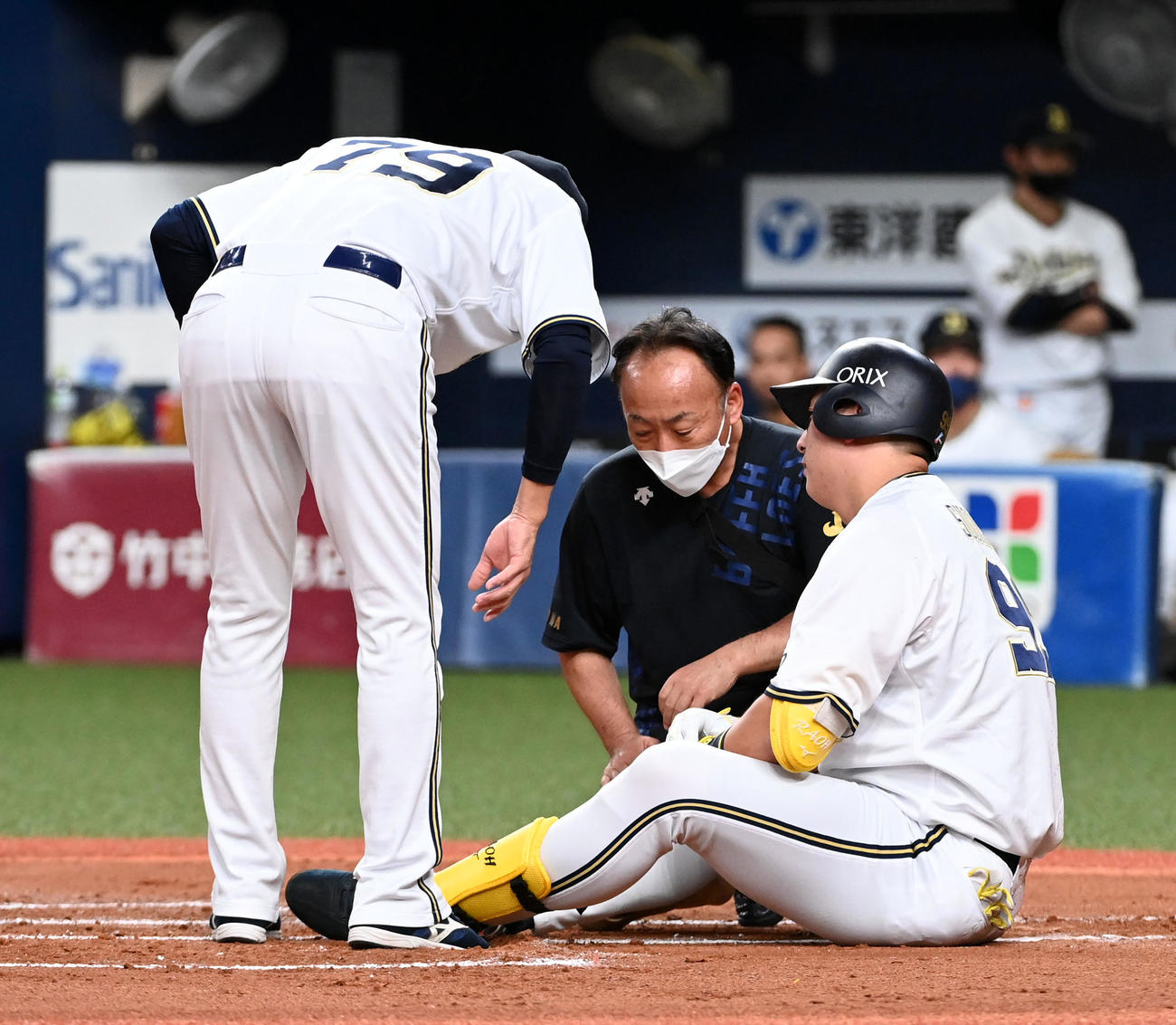 オリックス対日本ハム　1回裏オリックス1死、空振りの三振に倒れた杉本は倒れ込む（撮影・前岡正明）