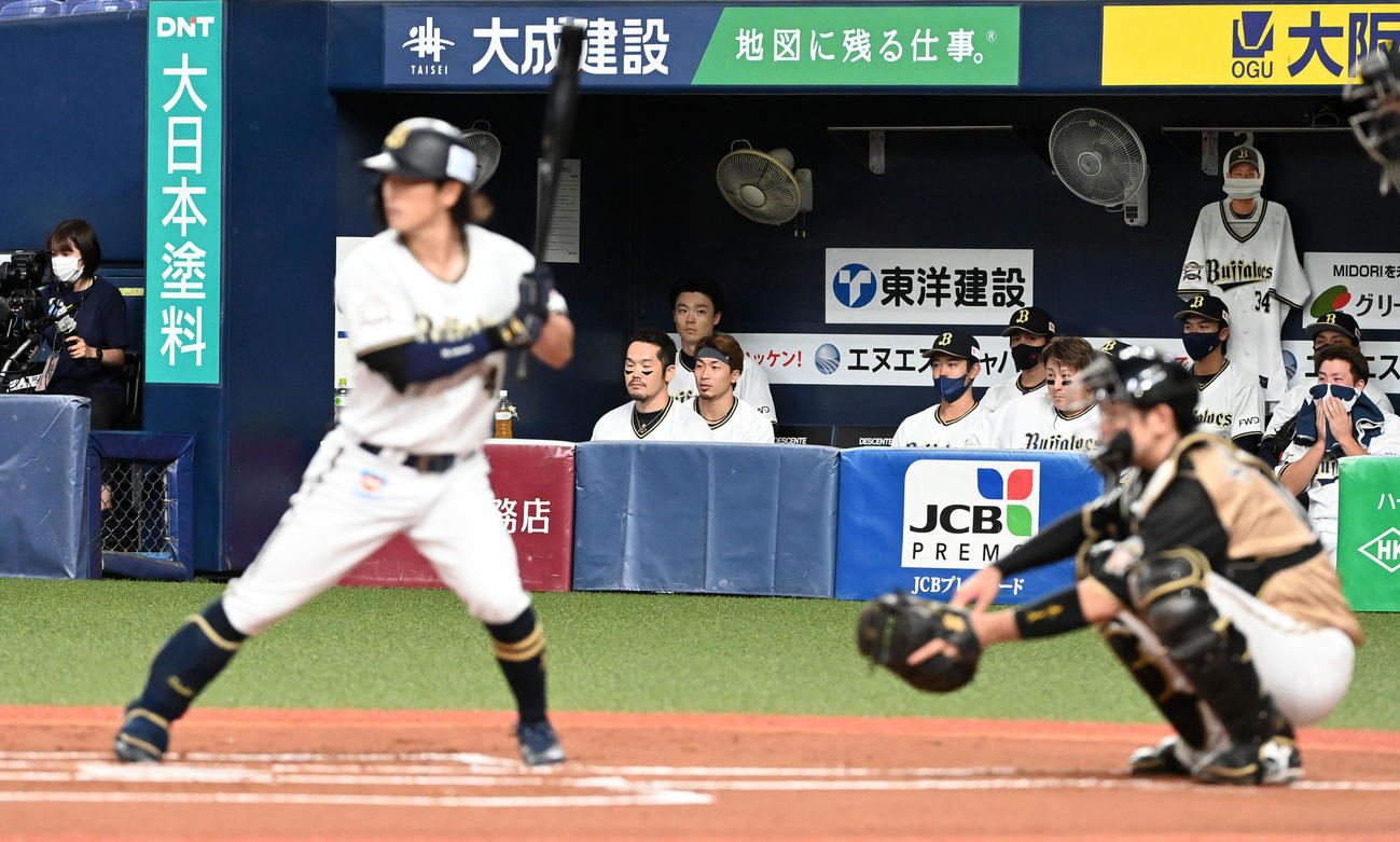 オリックス対日本ハム　ベンチに置かれた吉田正のユニホーム（撮影・前岡正明）