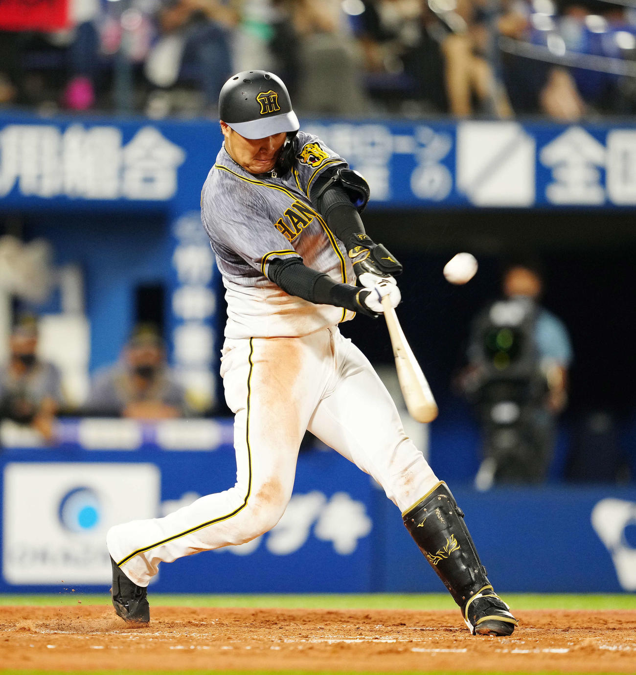 DeNA対阪神　3回表阪神2死、右越えソロ本塁打を放つ大山（撮影・江口和貴）
