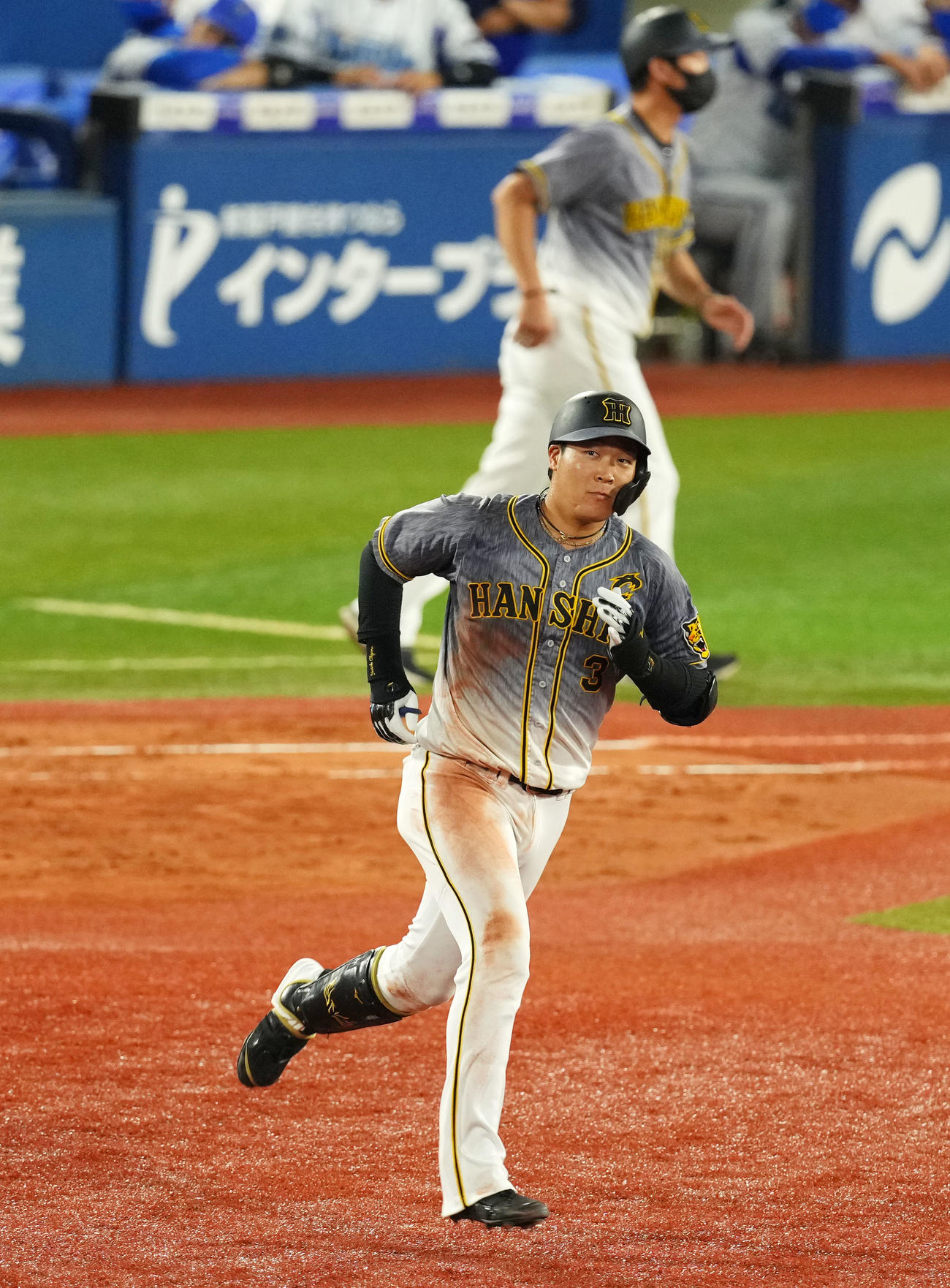 DeNA対阪神　3回表阪神2死、右越え本塁打を放つ大山（撮影・横山健太）