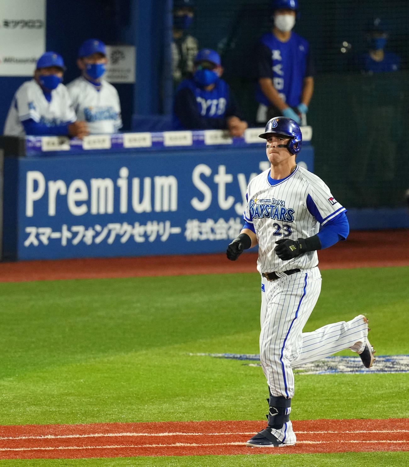 DeNA対阪神　4回裏DeNA1死、捕ゴロに倒れるオースティン（撮影・横山健太）