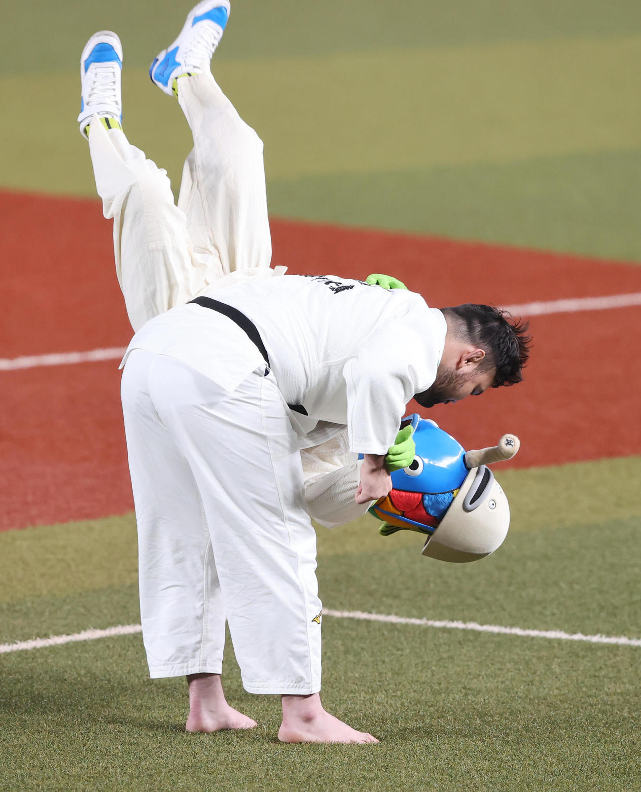 ロッテ対西武　試合前始球式で謎の魚を投げるウルフ・アロン（撮影・垰建太）