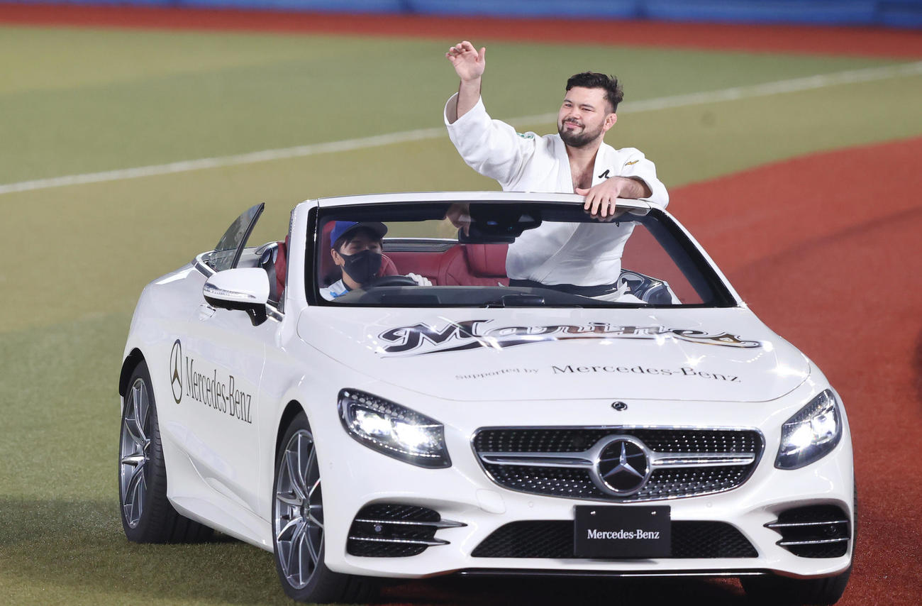 ロッテ対西武　試合前始球式でリリーフカーに乗って登場するウルフ・アロン（撮影・垰建太）