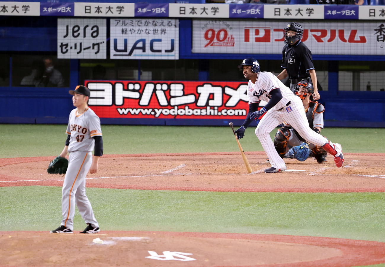 ヤクルト対巨人　4回裏ヤクルト無死、サンタナは右越え本塁打を放つ。投手高橋（撮影・浅見桂子）