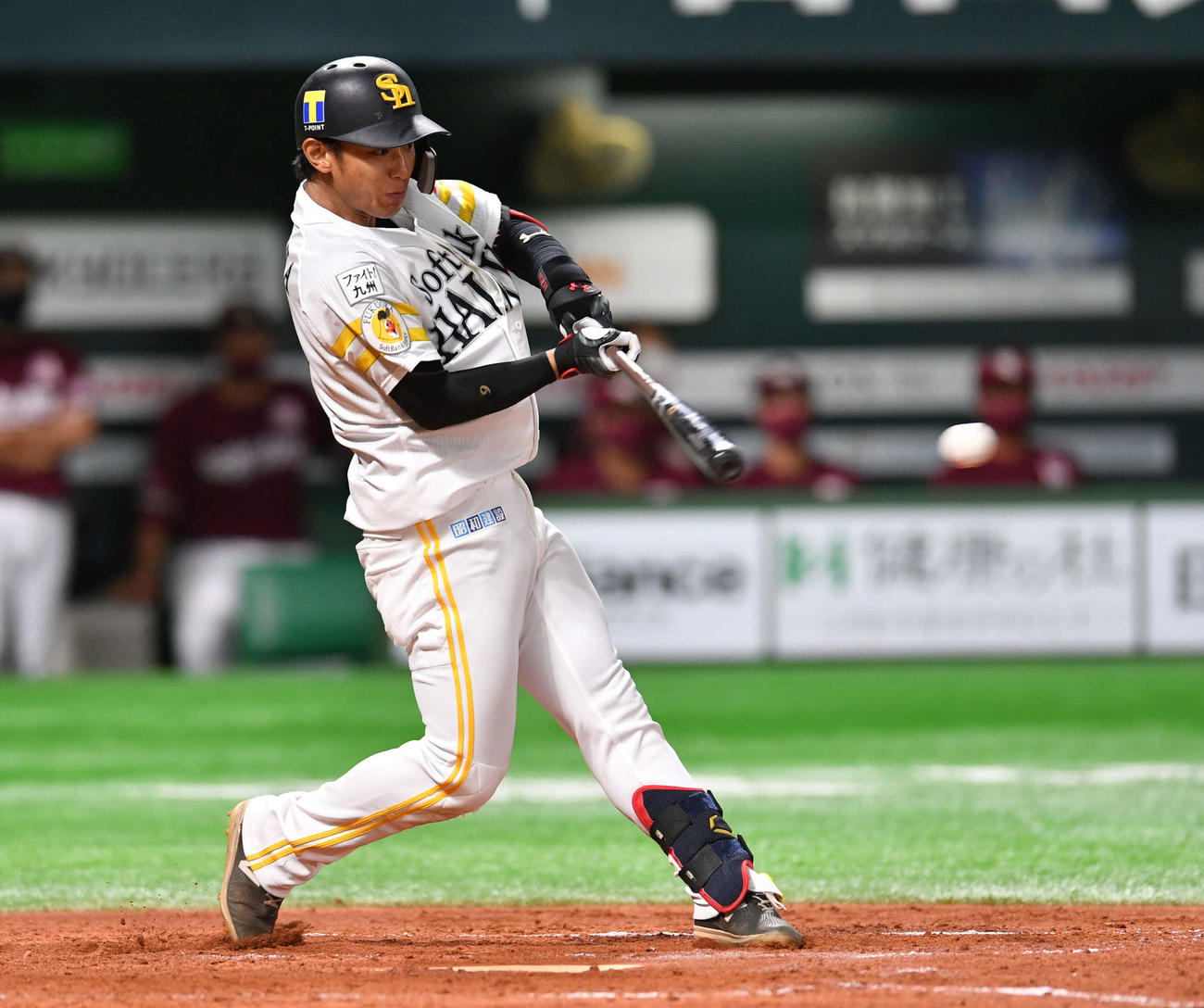 ソフトバンク対楽天　4回裏ソフトバンク1死、今宮は左前安打を放つ（撮影・岩下翔太）
