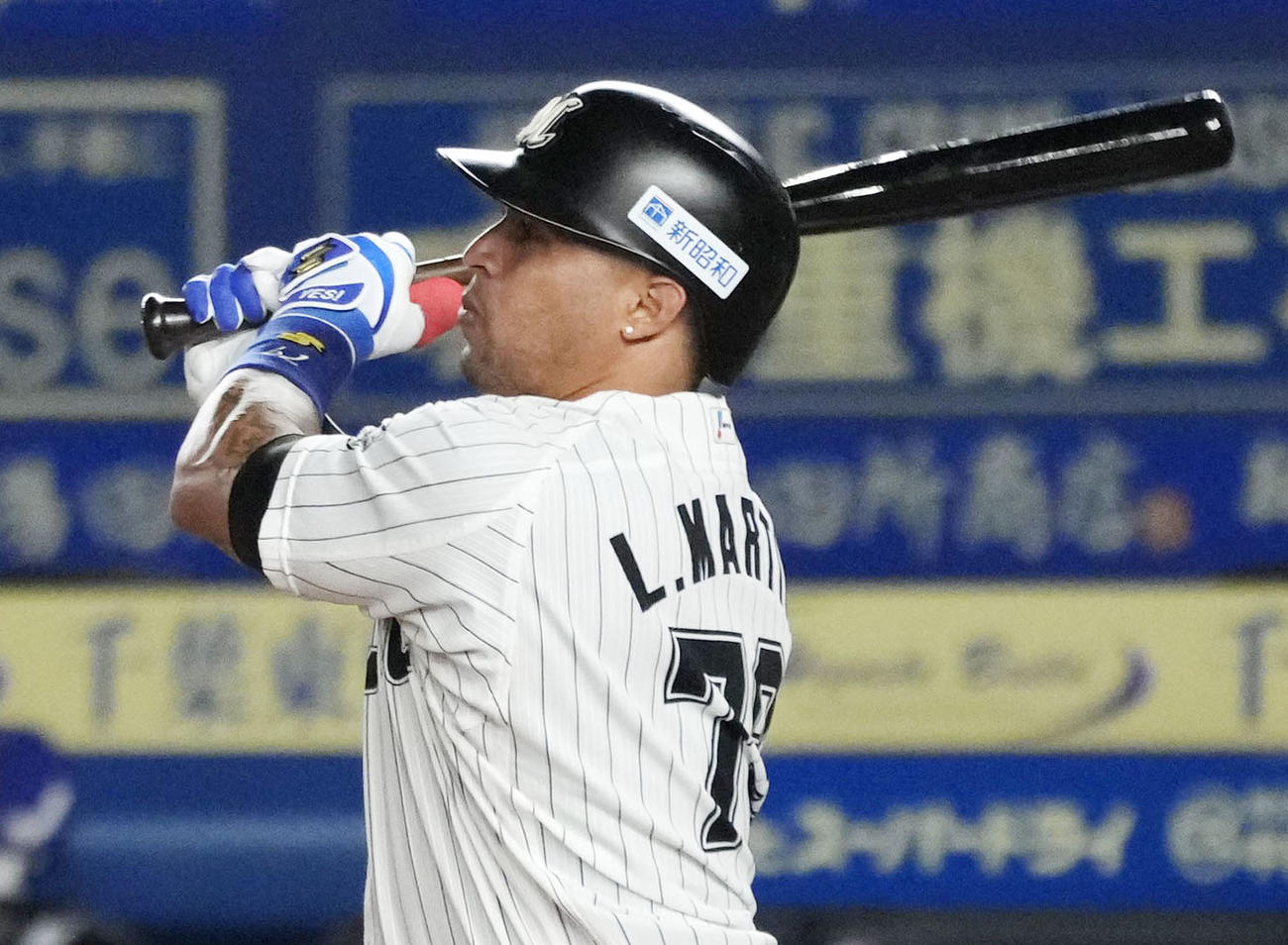 1回ロッテ2死一塁、マーティンが右中間に先制二塁打を放つ（共同）