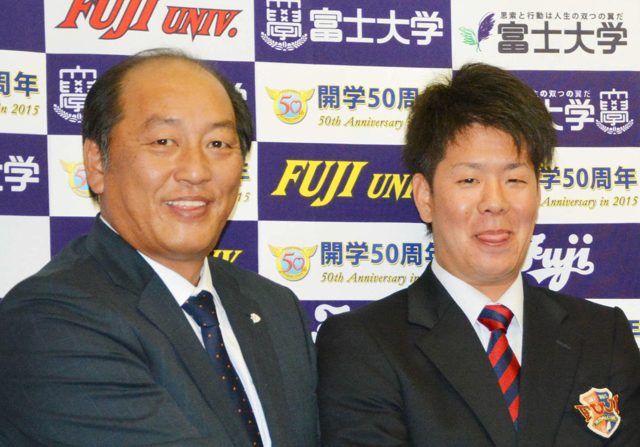 西武渡辺GM、多和田（右）（2015年11月2日撮影）