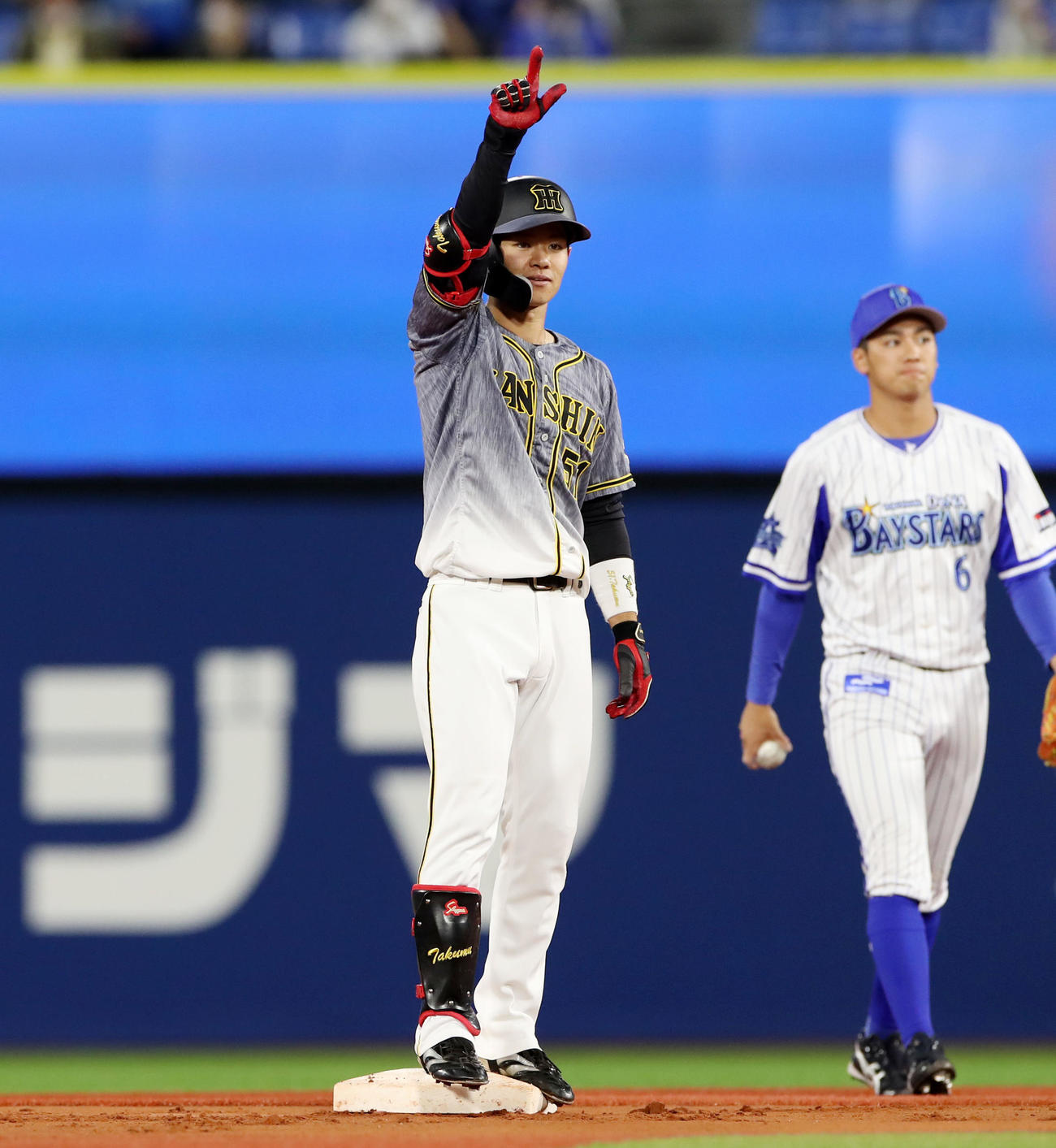DeNA対阪神　1回表阪神無死一塁、中野は右越え先制適時二塁打を放ち、ナインにアピールする（撮影・加藤哉）