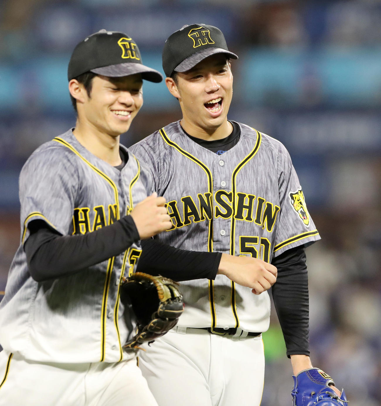 DeNA対阪神　2回裏DeNA1死一塁、青柳は佐野を二ゴロ併殺に仕留め、中野（左）と笑顔でタッチする（撮影・加藤哉）