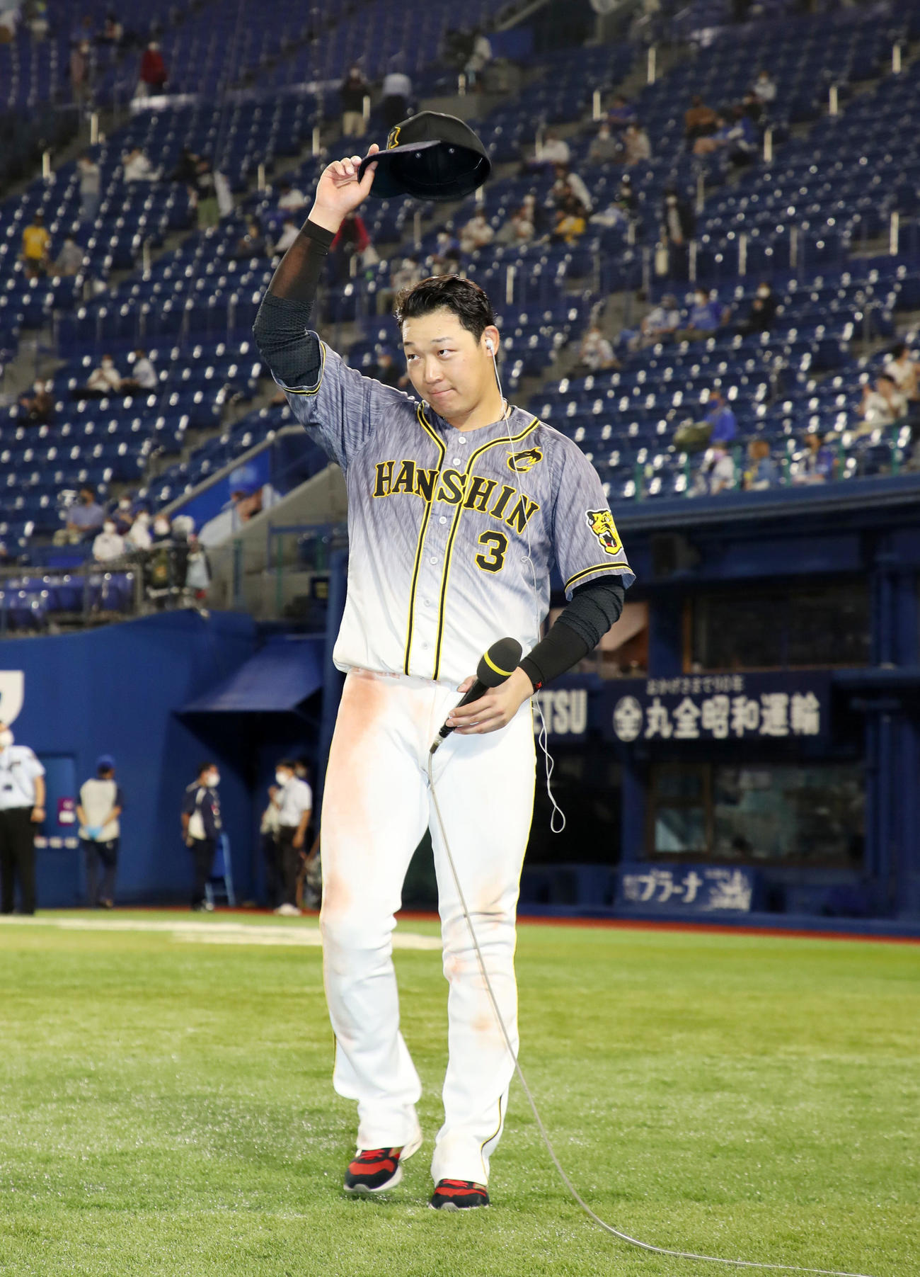 DeNA対阪　ヒーローインタビューを終えスタンドにあいさつする大山（撮影・加藤哉）
