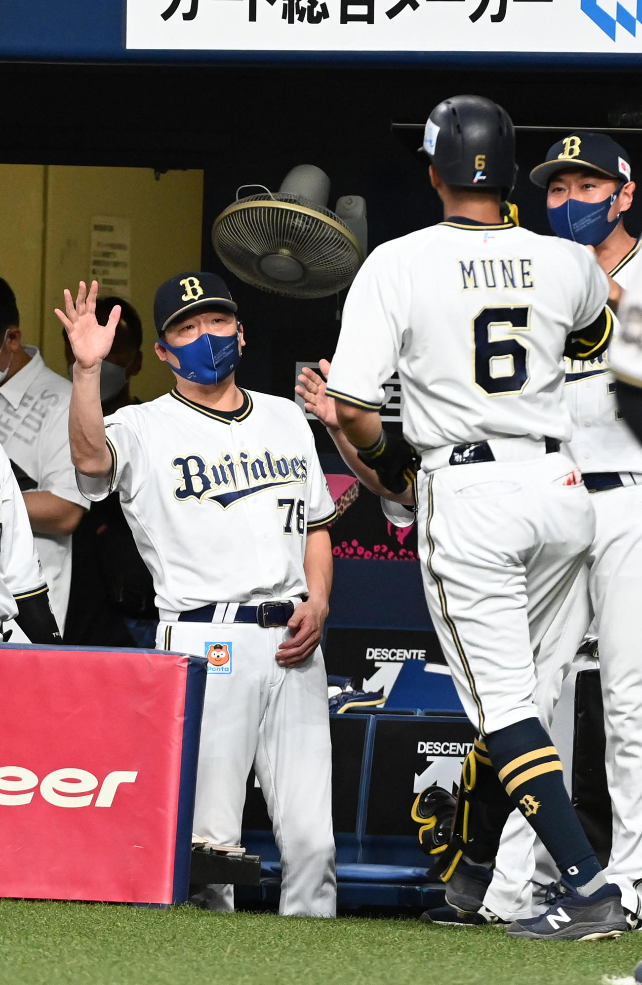 オリックス対日本ハム20回戦　5回裏オリックス1死、右中間に本塁打を放った宗（右）を迎える中嶋監督（撮影・前岡正明）