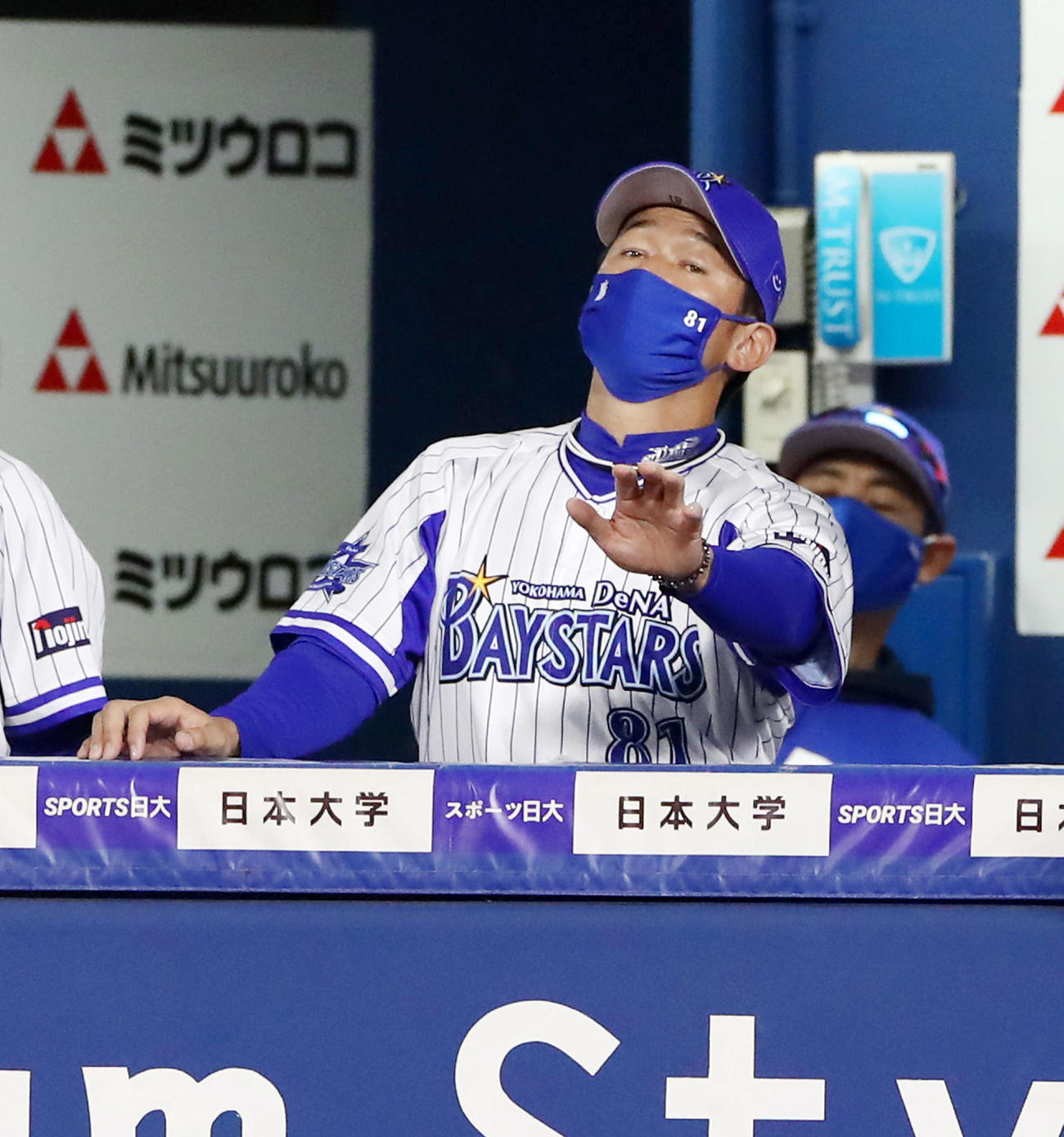 DeNA対阪神　4回表阪神2死一塁、三浦監督は青柳の放った捕邪飛を追う戸柱に手を出して制する（撮影・加藤哉）