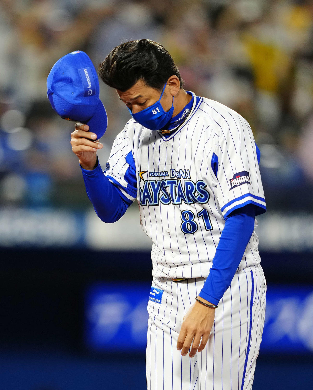 DeNA対阪神　阪神に敗れ、スタンドに向かい、あいさつするDeNA三浦監督（撮影・江口和貴）
