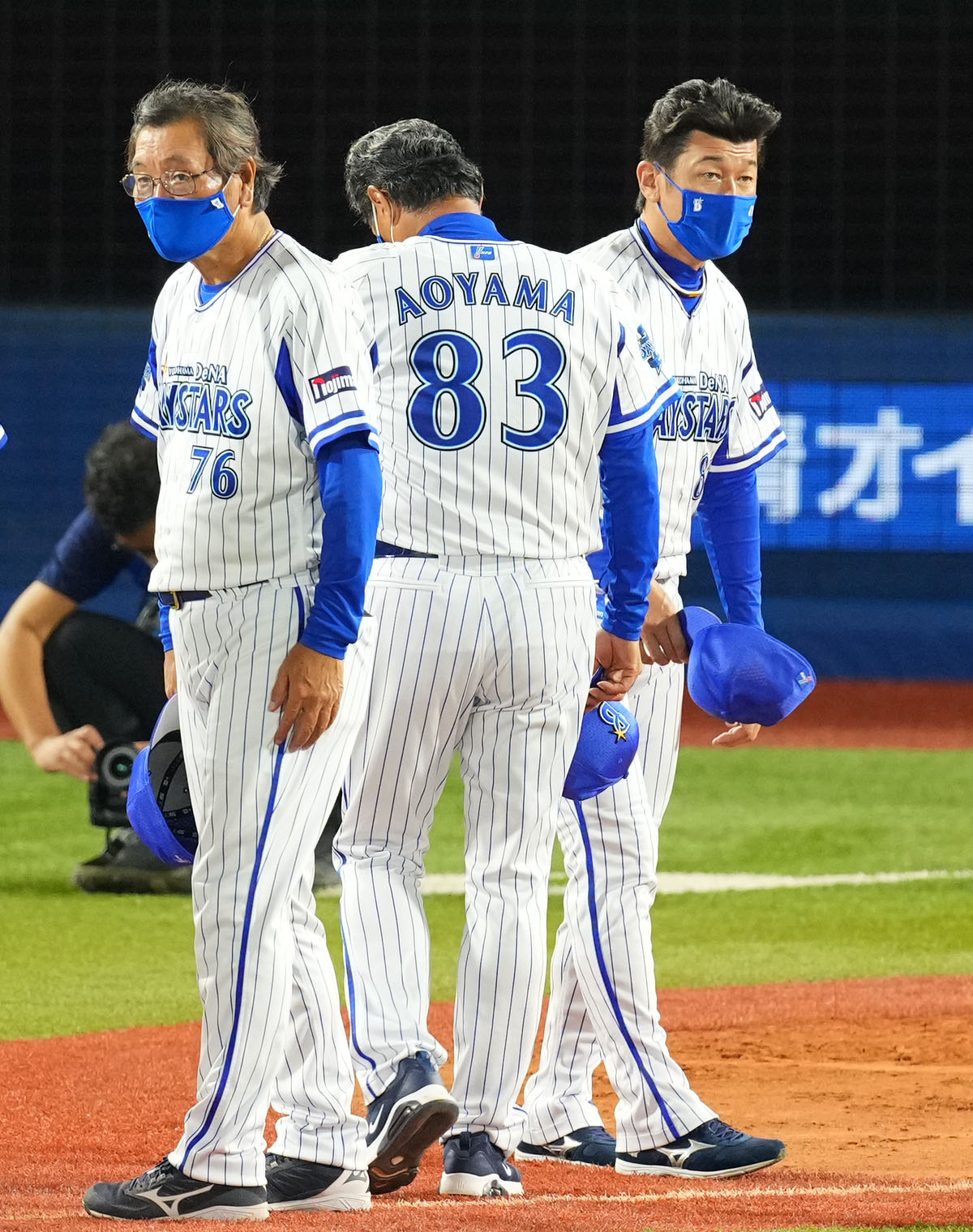 DeNA対阪神　阪神に敗れファンに挨拶するDeNA三浦監督（右）（撮影・横山健太）