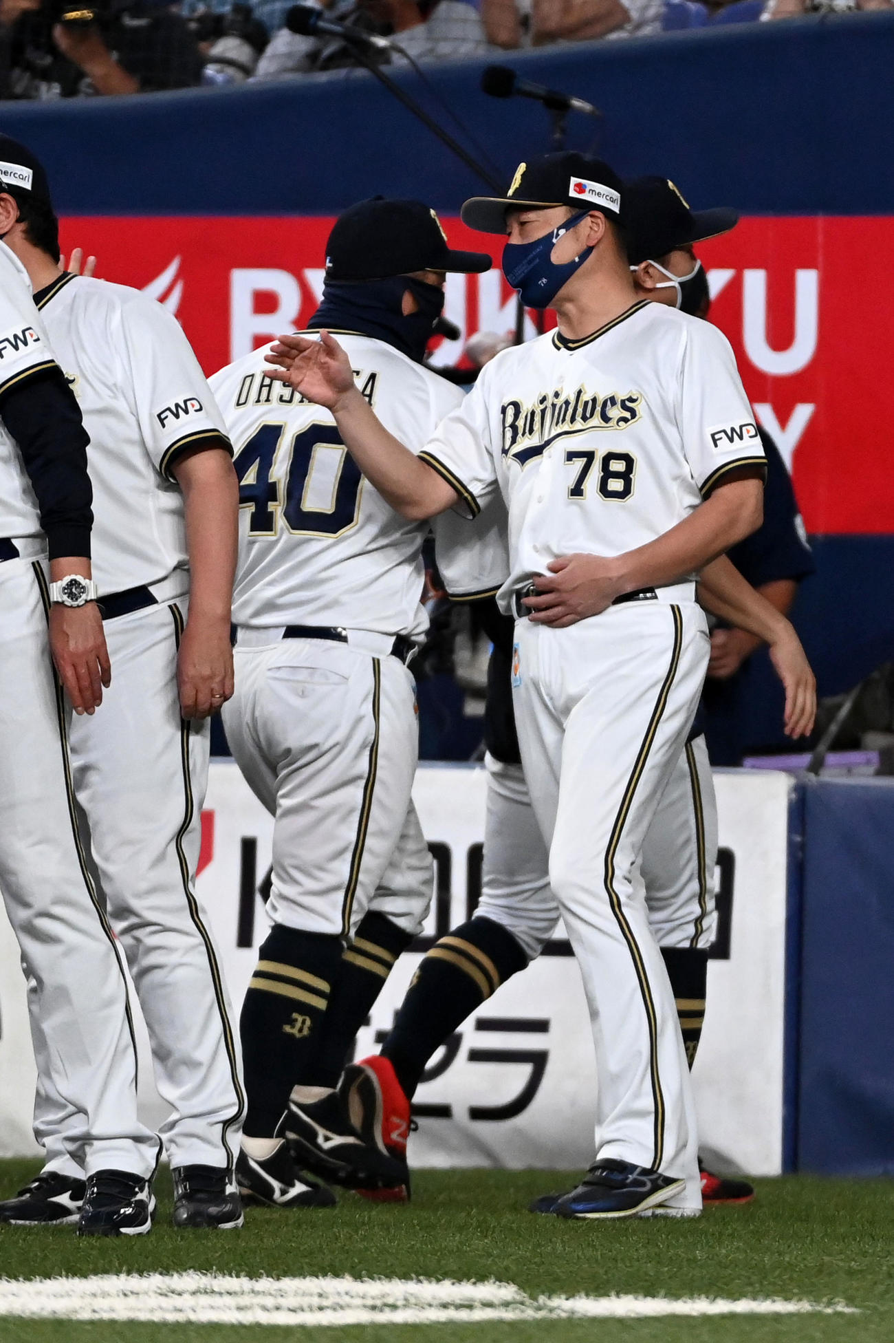 オリックス対日本ハム20回戦　ナインを迎える中嶋監督（撮影・前岡正明）