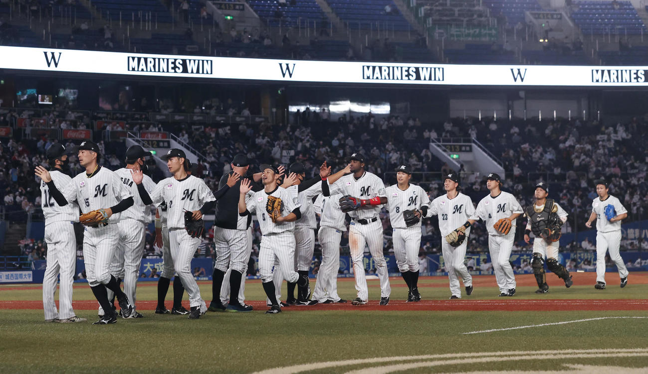 ロッテ対西武　西武に勝利しタッチを交わすロッテの選手たち（撮影・垰建太）
