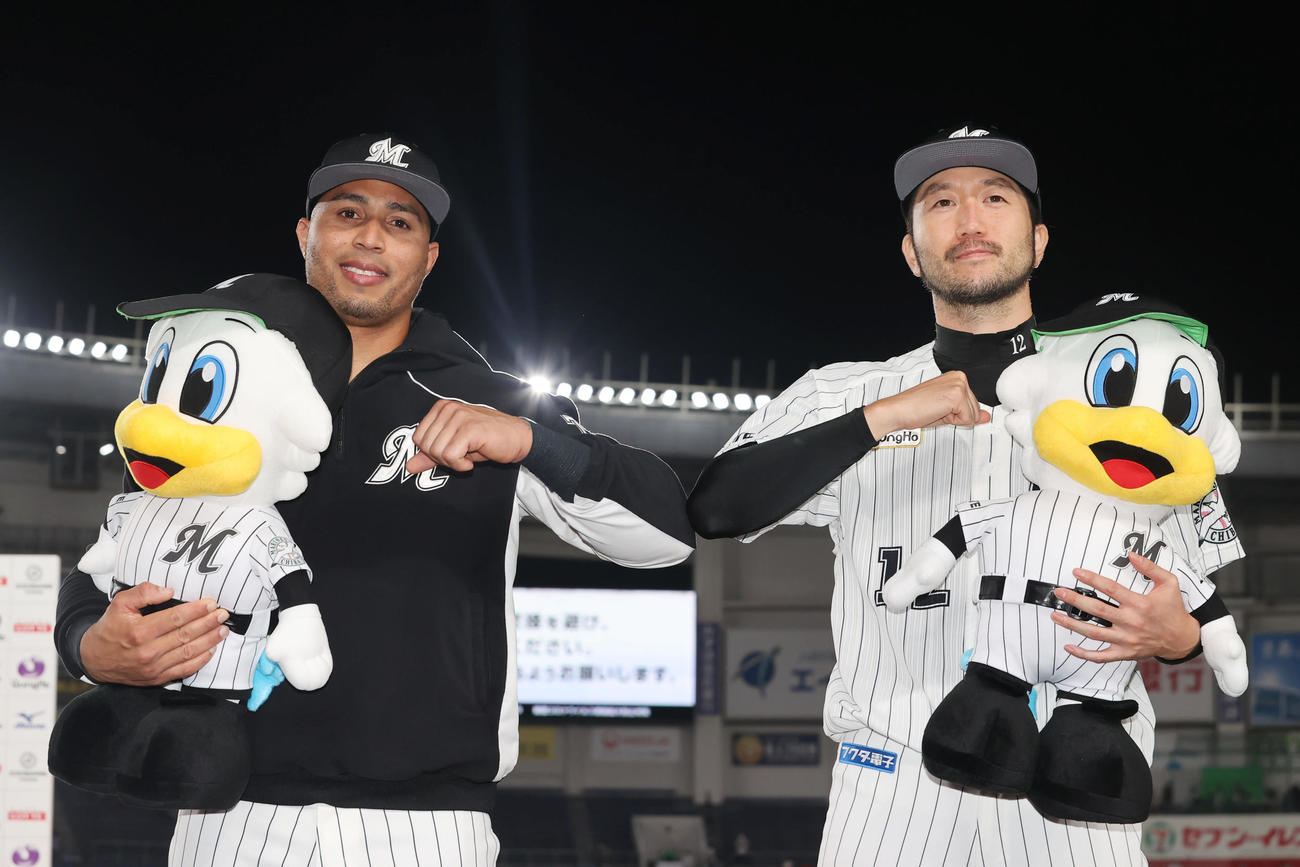 ロッテ対西武　ヒーローインタビューを終え写真に納まるロッテのマーティン（左）と石川（撮影・垰建太）