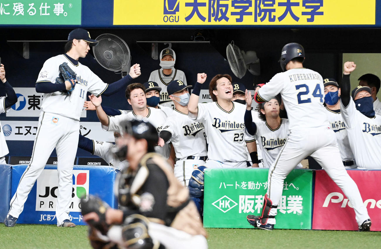 オリックス対日本ハム　1回裏オリックス1死一塁、左越え先制2点本塁打を放った紅林を迎えるオリックスナイン。後方中央はマスクを付けた吉田正の顔写真付きハンガーに掛けられたユニホーム（撮影・前岡正明）