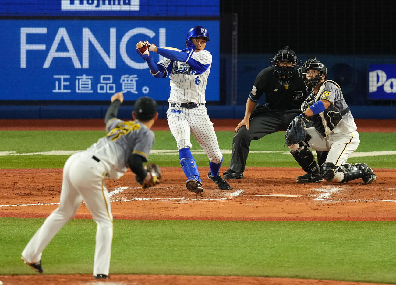 DeNA対阪神　7回裏DeNA無死、二ゴロに倒れる森。投手及川（撮影・横山健太）