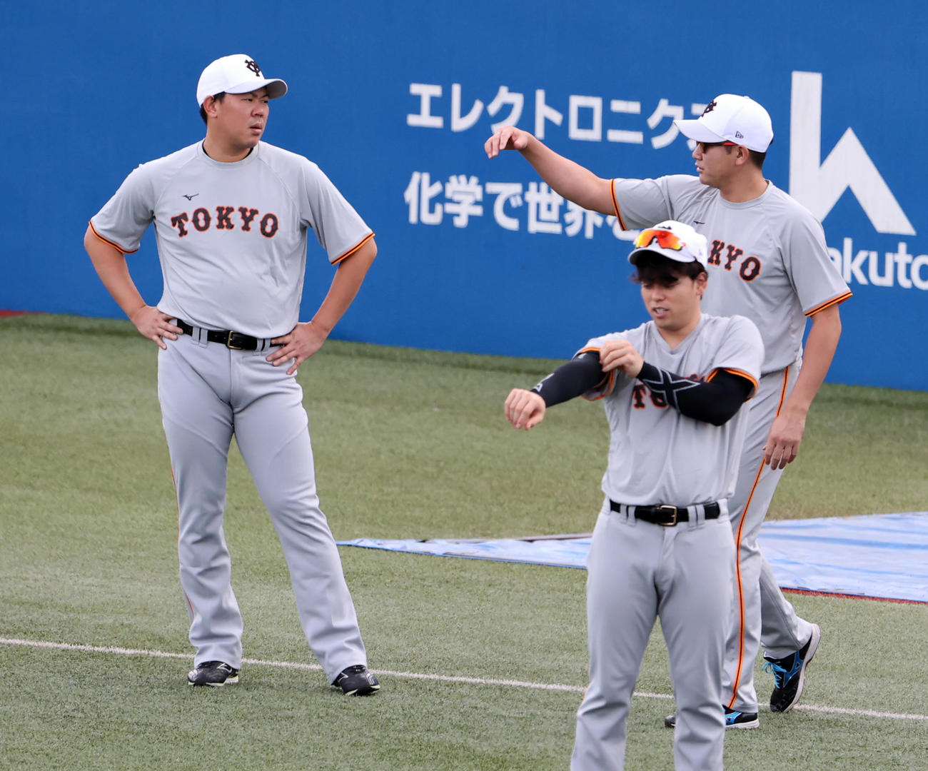 ヤクルト対巨人　練習中、投球談議する山口（左）と菅野（撮影・浅見桂子）