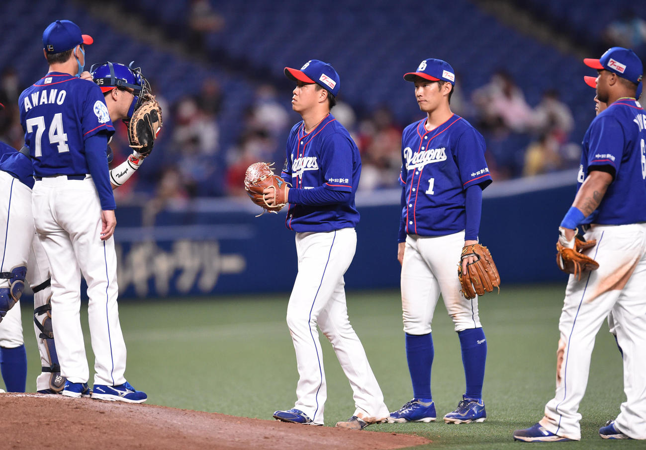 中日対広島　7回表広島2死一、三塁、マウンドの柳のもとに集まる阿波野投手コーチら中日ナイン（撮影・森本幸一）