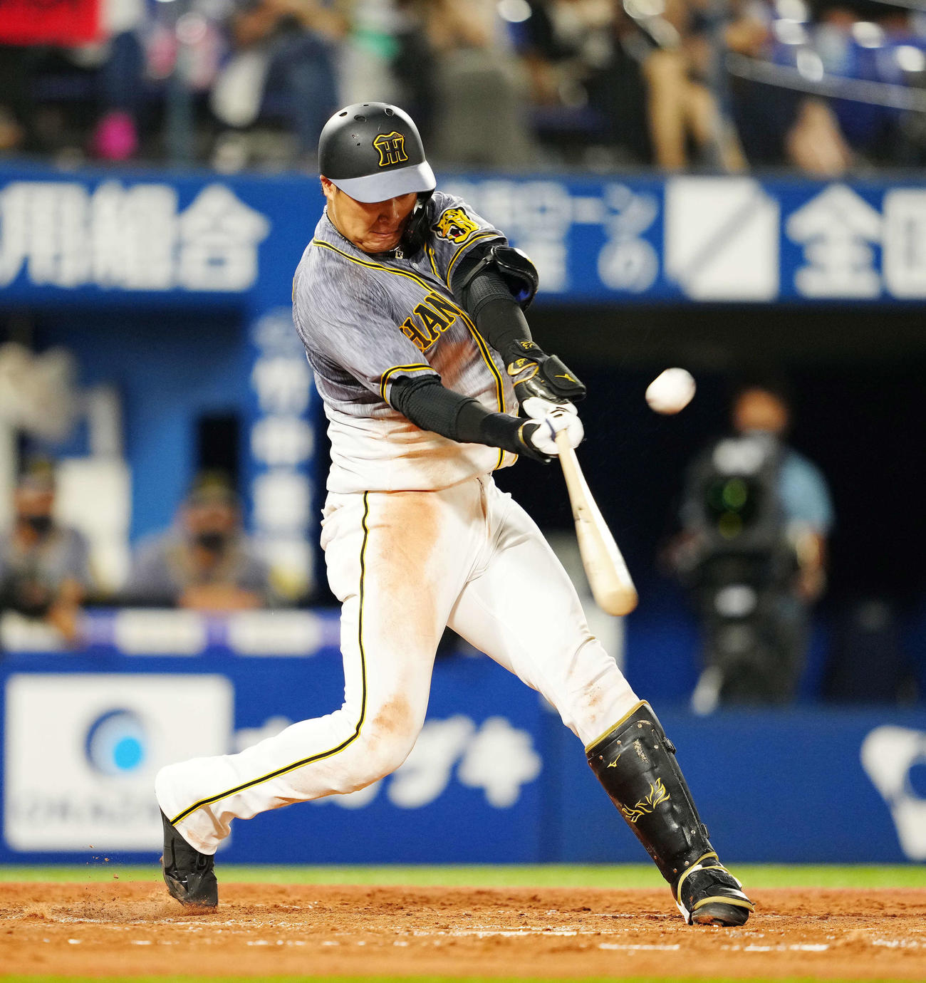DeNA対阪神　3回表阪神2死、右越えソロ本塁打を放つ大山（撮影・江口和貴）