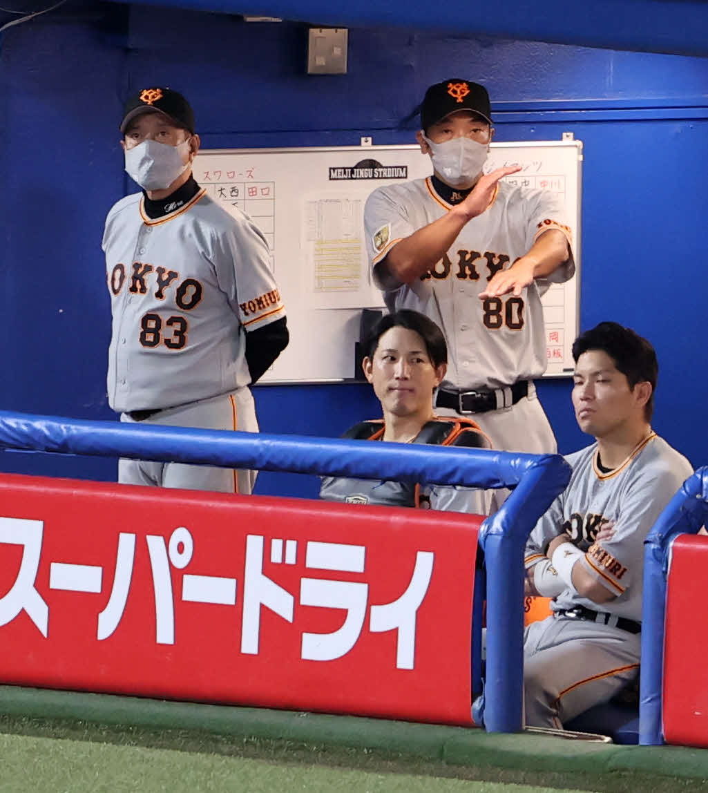 ヤクルト対巨人　1回表巨人2死一塁、ベンチからサインを出す阿部作戦コーチ（左から2人目）（撮影・浅見桂子）