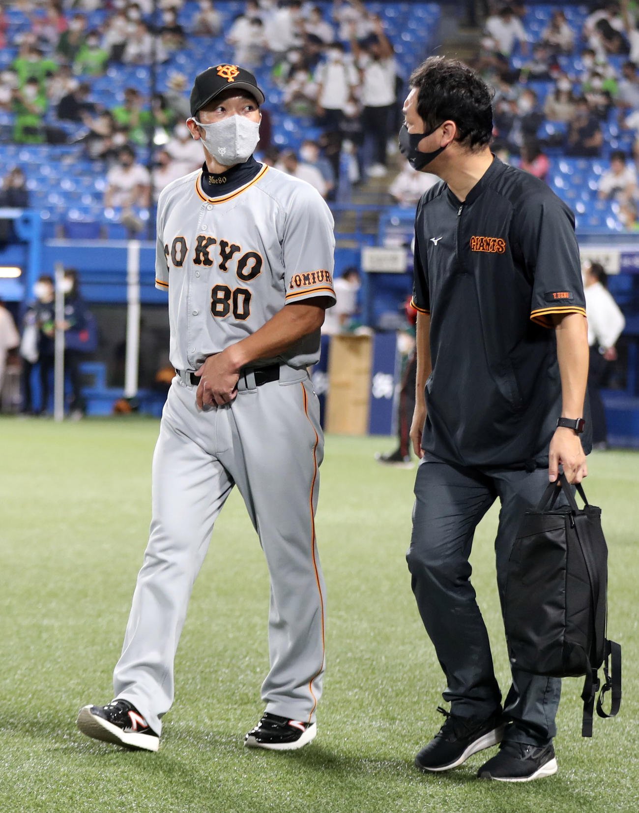 ヤクルト対巨人　試合に敗れ、球場を引き揚げる阿部作戦コーチ（左）（撮影・狩俣裕三）