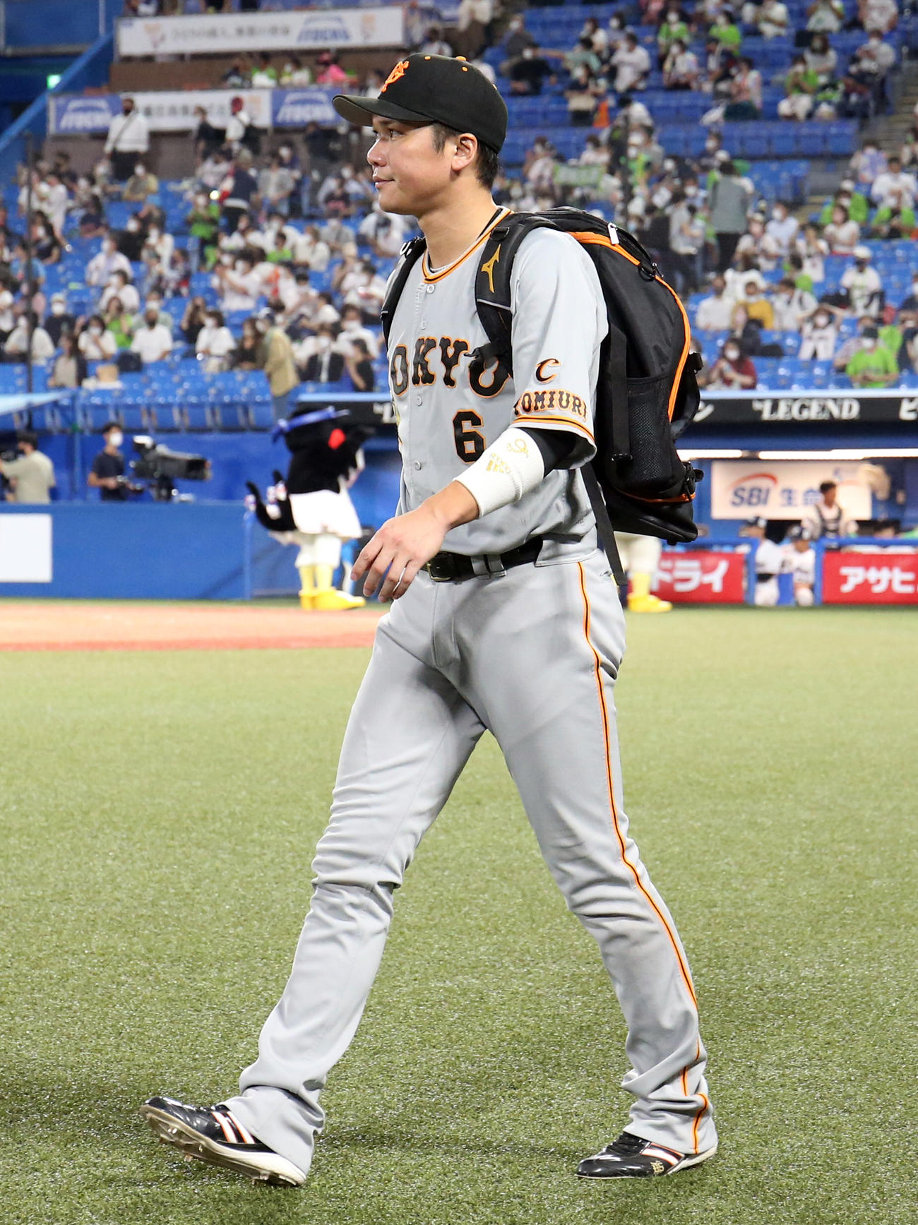 ヤクルト対巨人　試合後、ぶぜんとした表情で引き揚げる坂本（撮影・狩俣裕三）