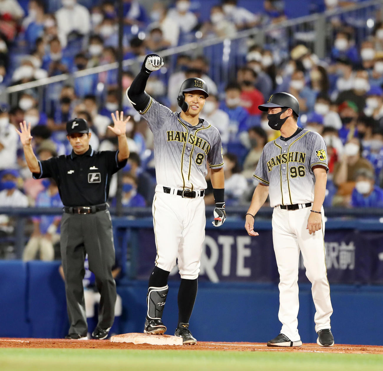 DeNA対阪神　1回表阪神2死一、二塁、佐藤輝は右前適時打を放ち笑顔でベンチに向かってガッツポーズを決める（撮影・加藤哉）