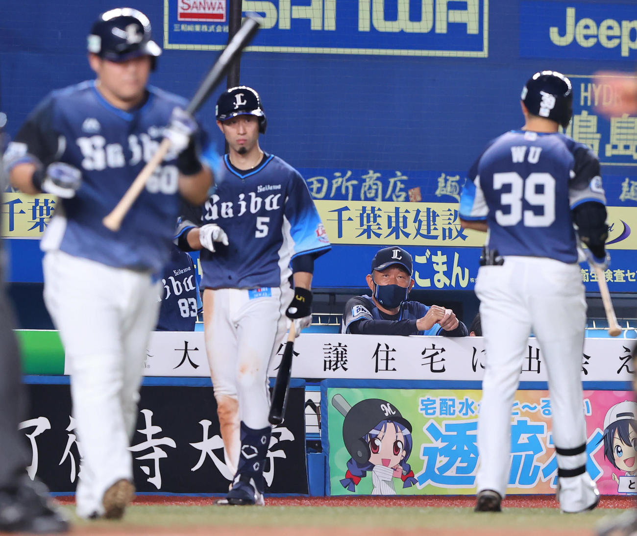 ロッテ対西武　9回表西武無死、呉（右）が三振に倒れ渋い表情の辻監督（中央）（撮影・垰建太）
