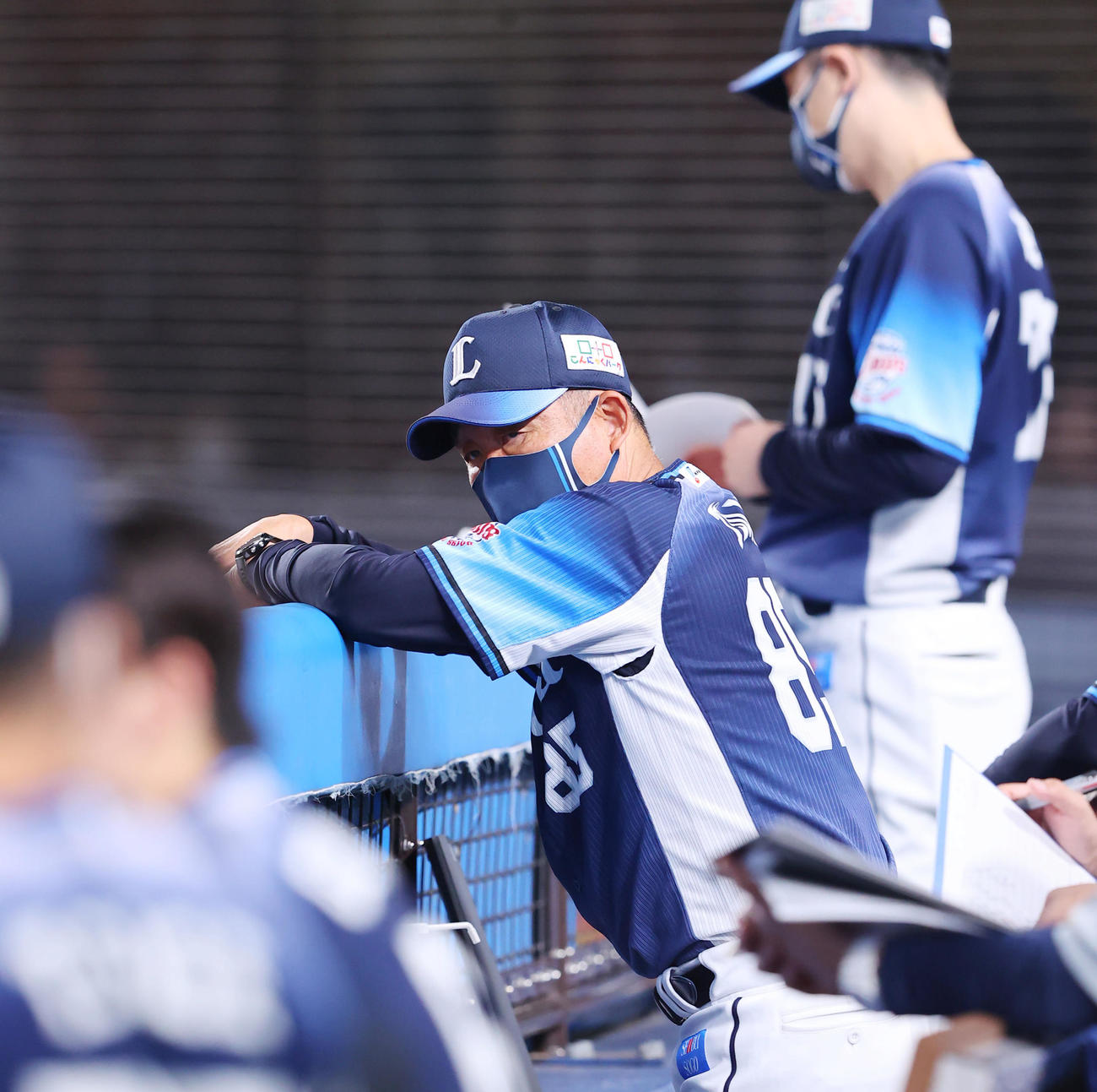 ロッテ対西武　ベンチで渋い表情の西武辻監督（撮影・垰建太）