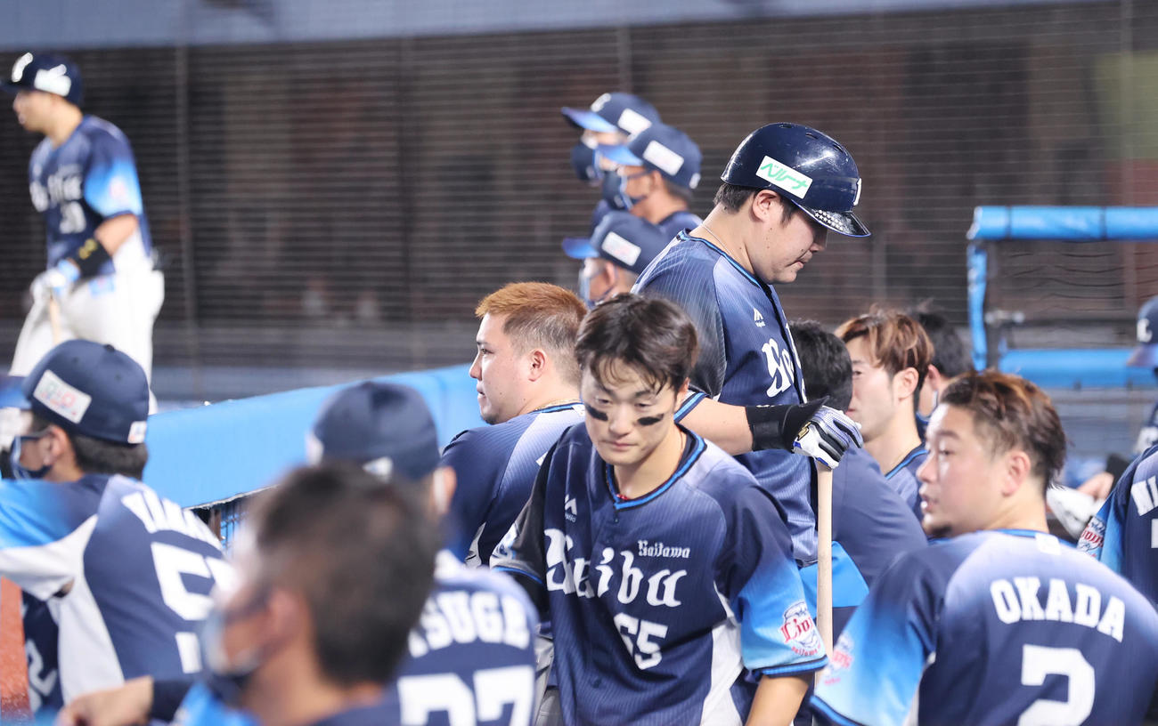 ロッテ対西武　8回表の攻撃も無得点で終え渋い表情の西武中村（中央右）、山川（同左）らナイン（撮影・垰建太）