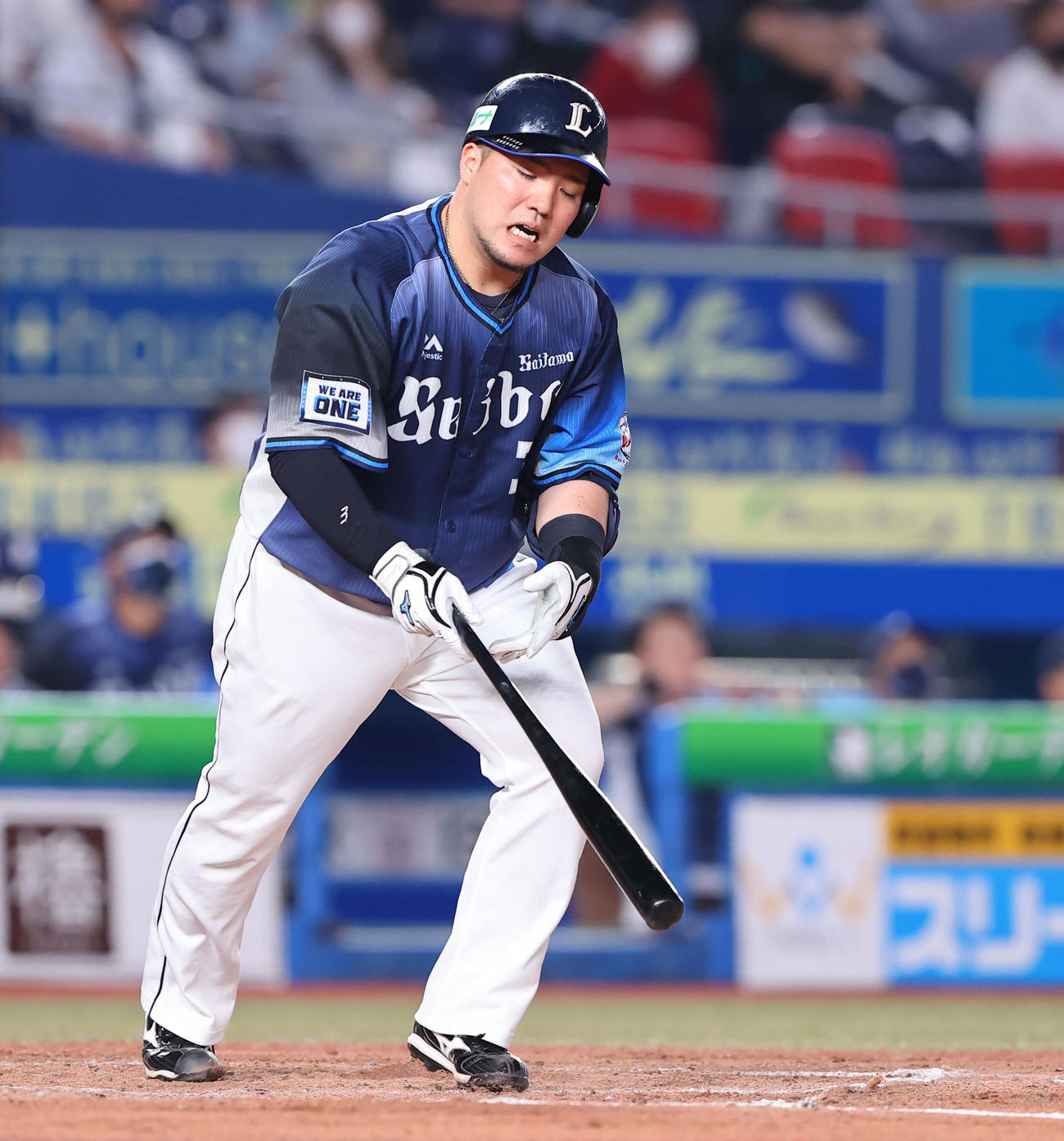 ロッテ対西武　2回表西武1死一、二塁、打球を打ち上げさえない表情の山川。二飛に倒れる（撮影・垰建太）
