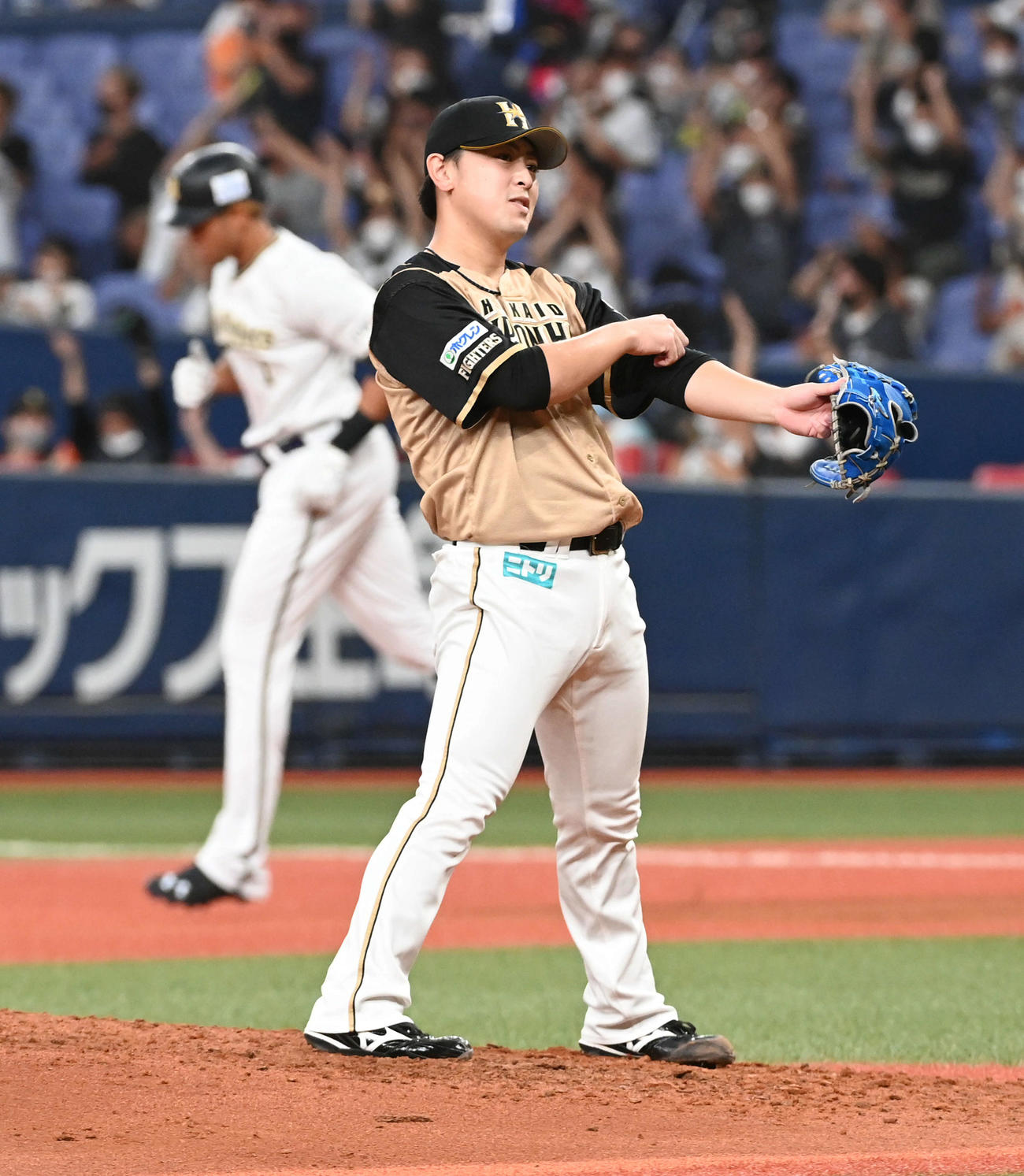 オリックス対日本ハム　6回裏オリックス無死一、二塁、モヤに右越え3点本塁打を打たれがっくりする河野（撮影・前岡正明）