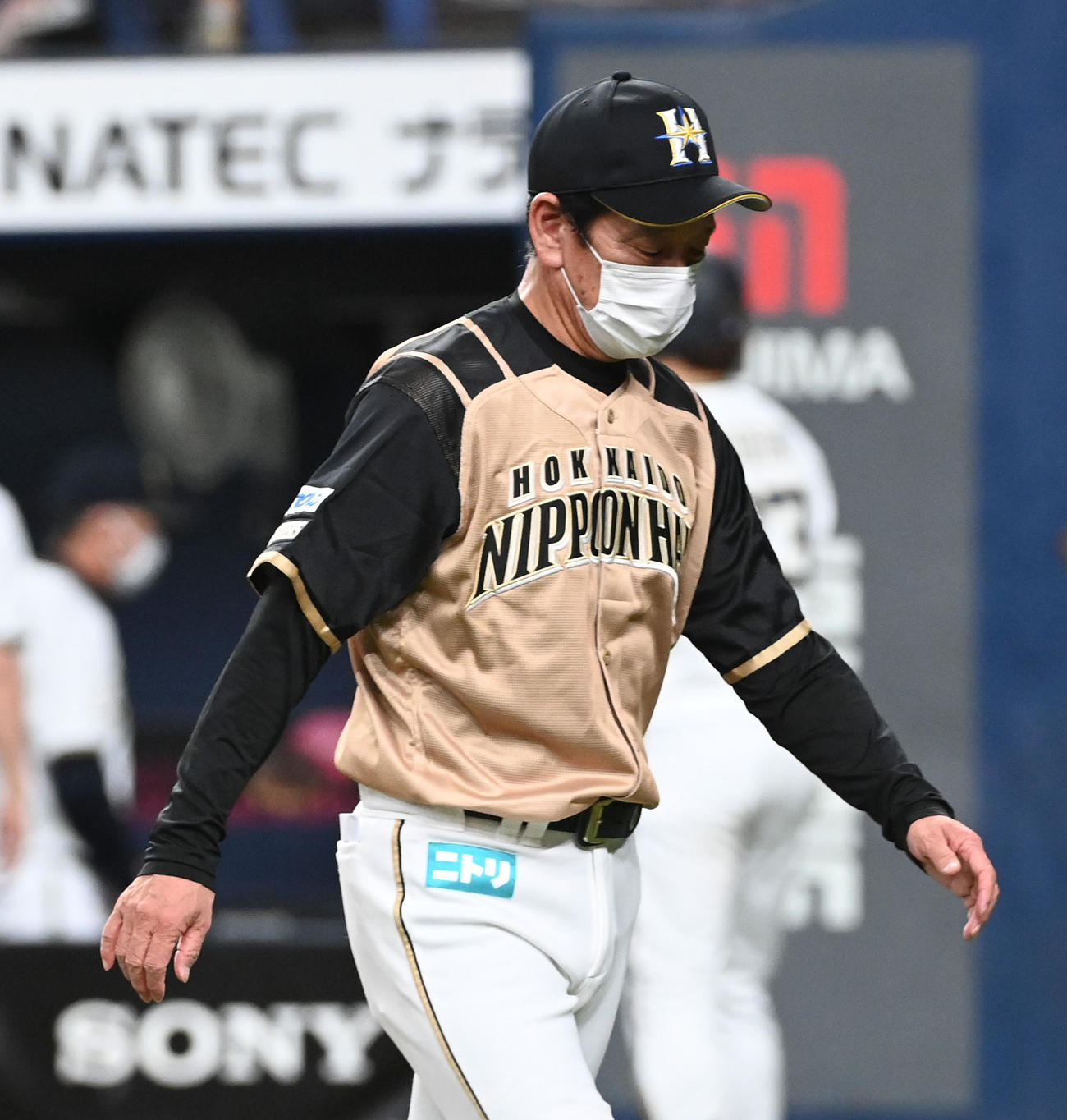 オリックス対日本ハム　6回裏オリックス無死、河野の交代を告げた栗山監督（撮影・前岡正明）