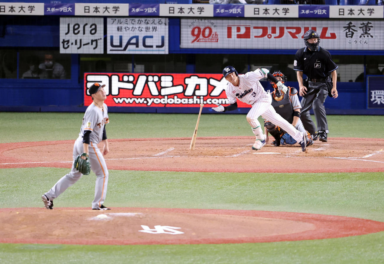 ヤクルト対巨人　4回裏ヤクルト無死、西浦は左越え本塁打を放つ。投手高橋（撮影・浅見桂子）