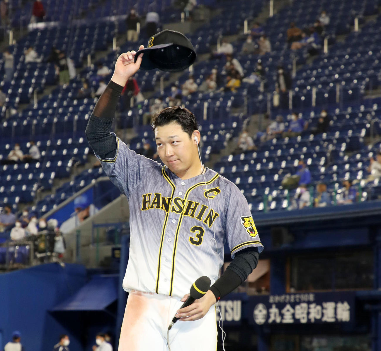 ヒーローインタビューを終えスタンドにあいさつする阪神大山（撮影・加藤哉）