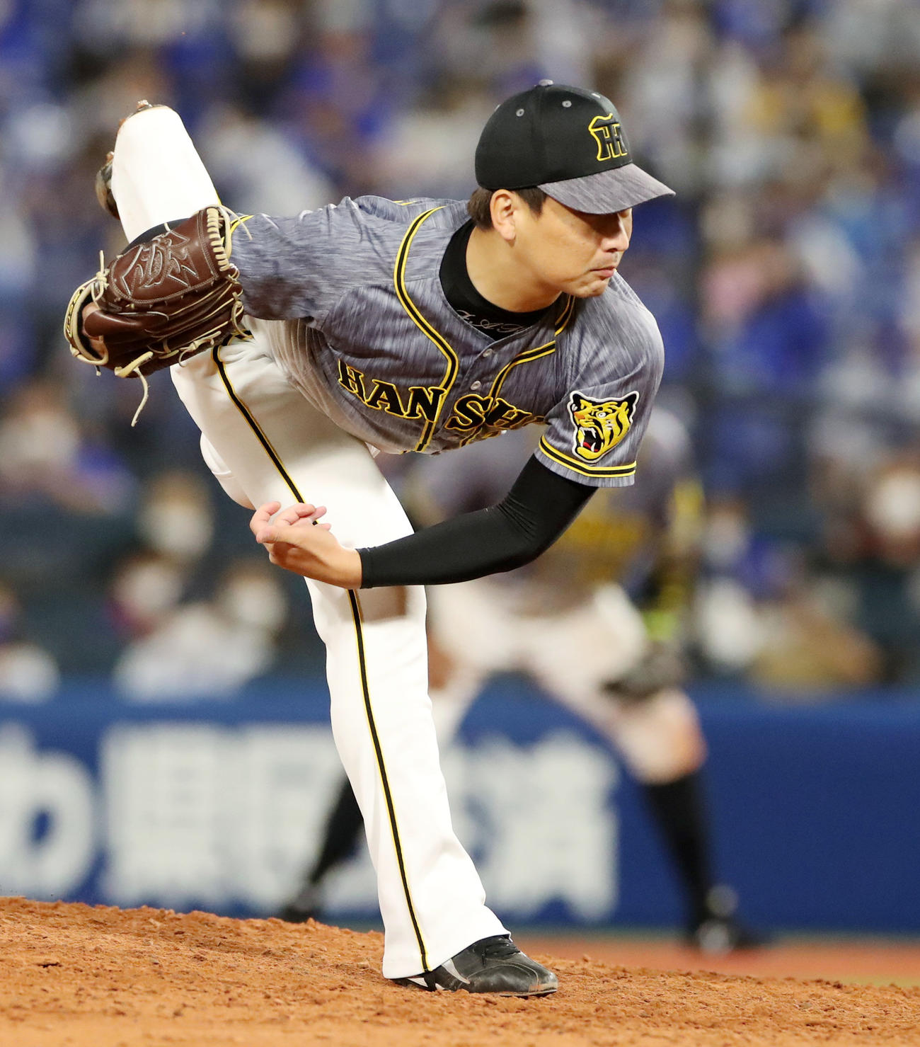 DeNA対阪神　8回裏、阪神3番手で登板する岩崎（撮影・加藤哉）