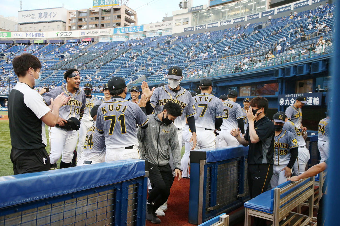 DeNA対阪神　試合前の円陣で声出しをした阪神スアレス（撮影・加藤哉）