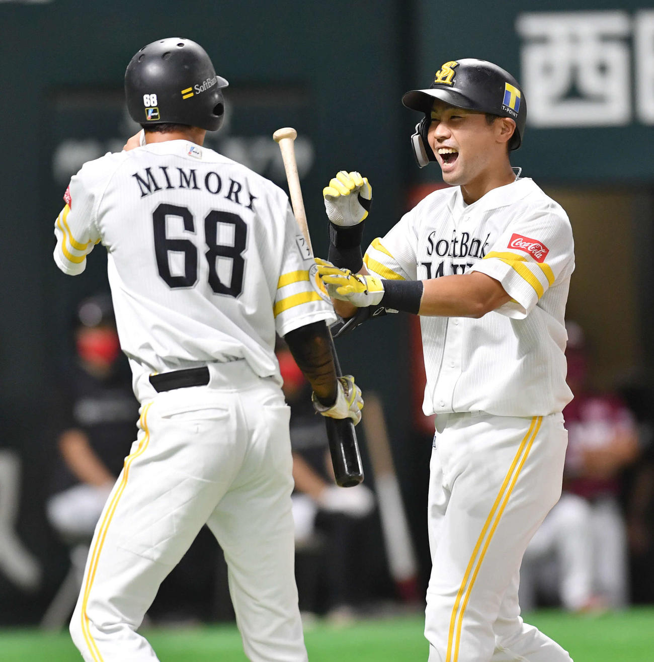 ソフトバンク対楽天　1回裏ソフトバンク2死満塁、中村晃は右越え逆転満塁本塁打を放ち、三森（左）らと笑顔を見せる（撮影・岩下翔太）
