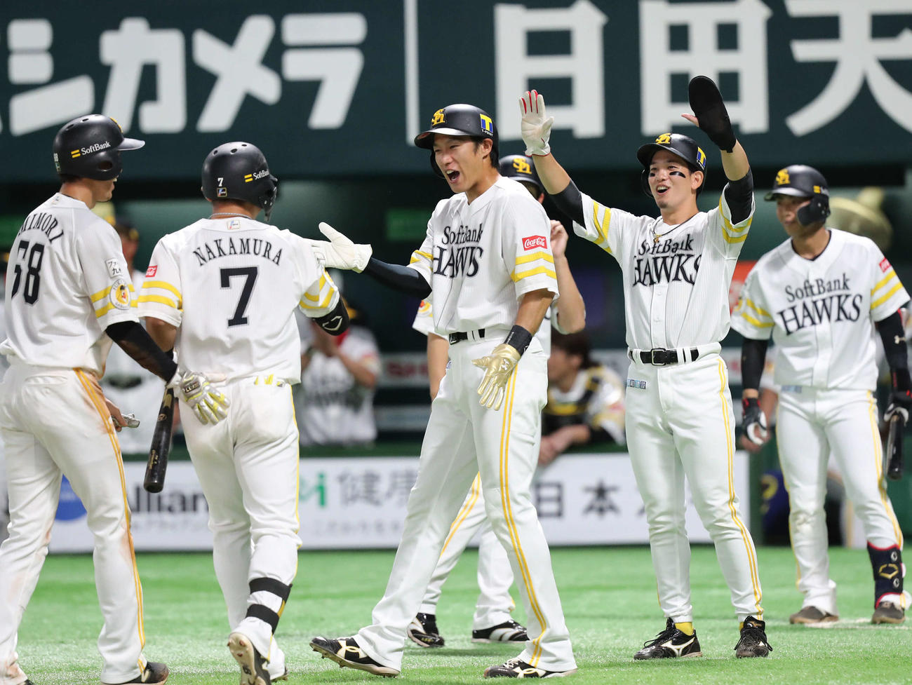 ソフトバンク対楽天　1回裏ソフトバンク2死満塁、中村晃は右越え逆転満塁本塁打を放ち、柳田（中央）、栗原（右から2人目）らに迎えられる（撮影・梅根麻紀）